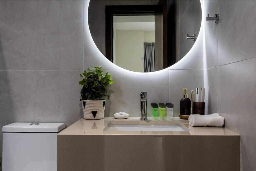 شقة Waves - Stylish 1br Close To Img World & Global Village دبي
